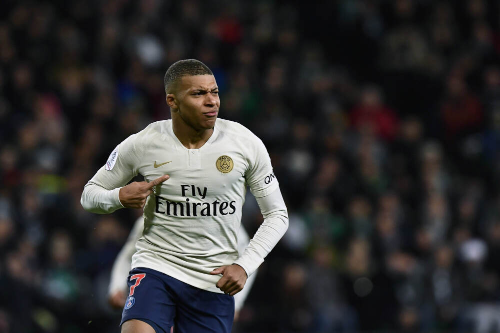 抗战时期，冯玉祥隐居重庆每天爬山练字，突然有天对夫人说要出国